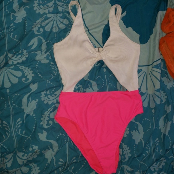 Hollister swimsuit NEW NEVER USED - Picture 2 of 4